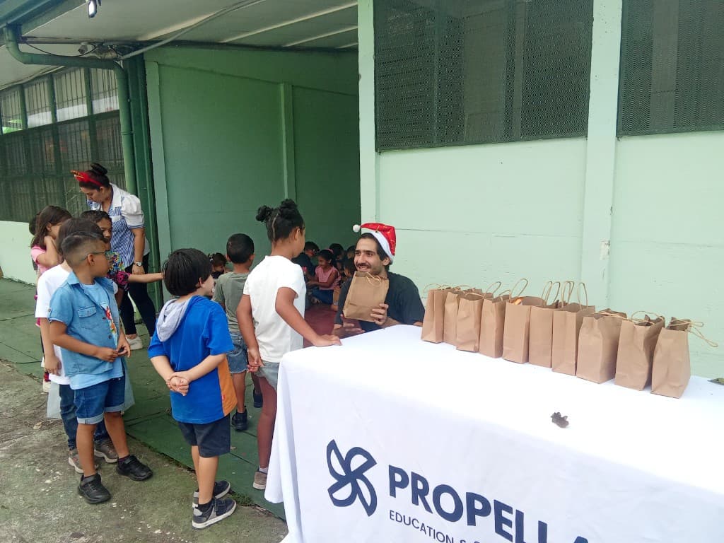 Fundación Propella distribuyendo apoyo a niños en comunidad vulnerable