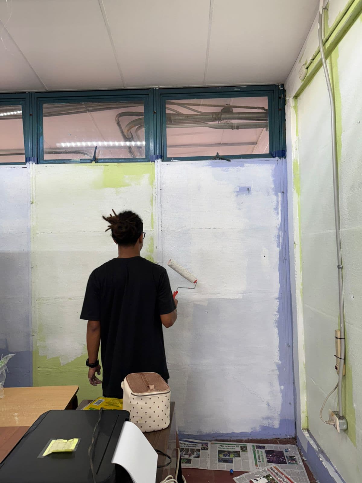 Voluntarios de Propella en viaje de servicio comunitario pintando centro educativo